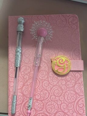 The Noble Collection Glinda Embossed Notebook and Pens